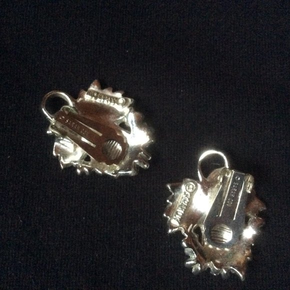 Sarah Coventry 60s Vintage Designer Stamped Enamel Grape Leaf Clip-On Earrings - Picture 2 of 4